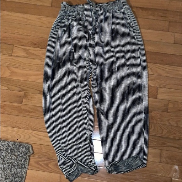 Pin stripe Capri pants - Picture 2 of 3